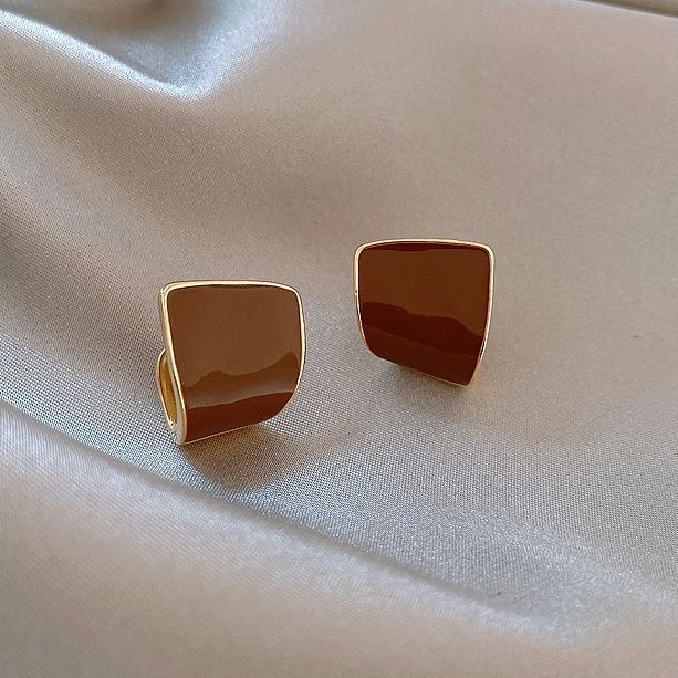 金色琺瑯玫瑰電鍍耳釘－細節特寫4｜https://igowo.tw/