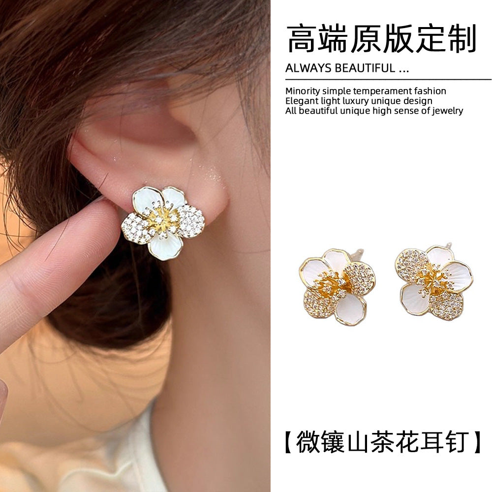 銀針山茶花微鑲耳釘－商品主圖｜https://igowo.tw/