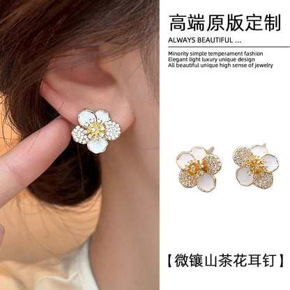 銀針山茶花微鑲耳釘－商品主圖｜https://igowo.tw/