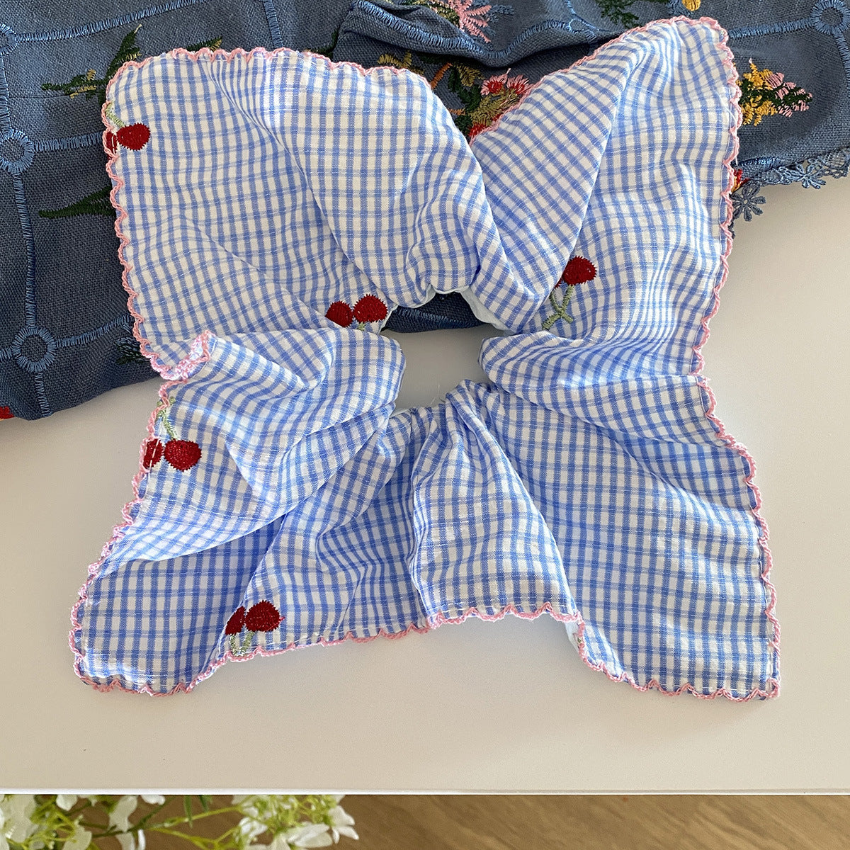 櫻桃大腸圈刺繡髮圈－藍色格紋腸圈款細節｜https://igowo.tw/