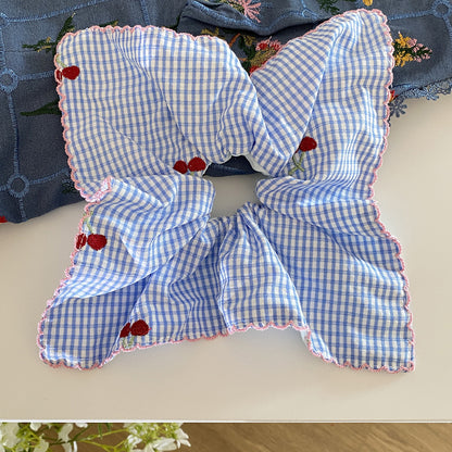 櫻桃大腸圈刺繡髮圈－藍色格紋腸圈款細節｜https://igowo.tw/