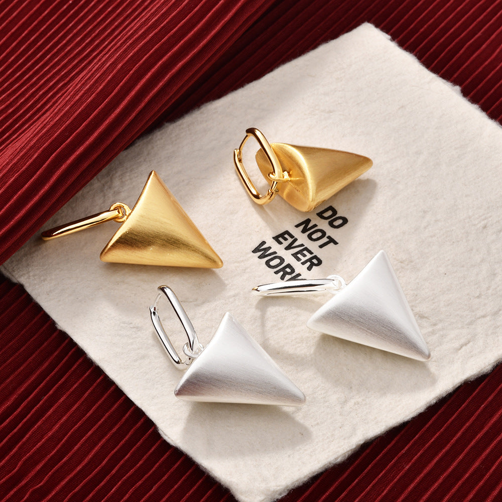 金屬三角形拉絲耳扣－商品主圖｜https://igowo.tw/