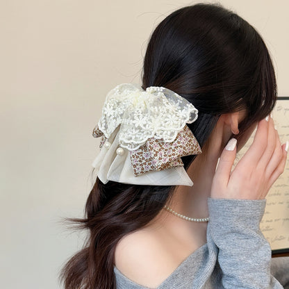 蕾絲蝴蝶結髮夾－米咖碎花蕾絲款實拍｜https://igowo.tw/