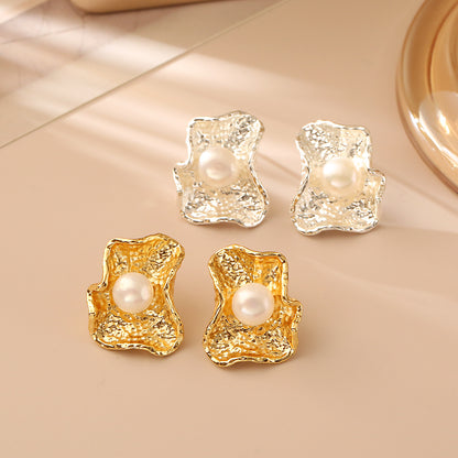 金色珍珠不規則耳釘－商品主圖｜https://igowo.tw/
