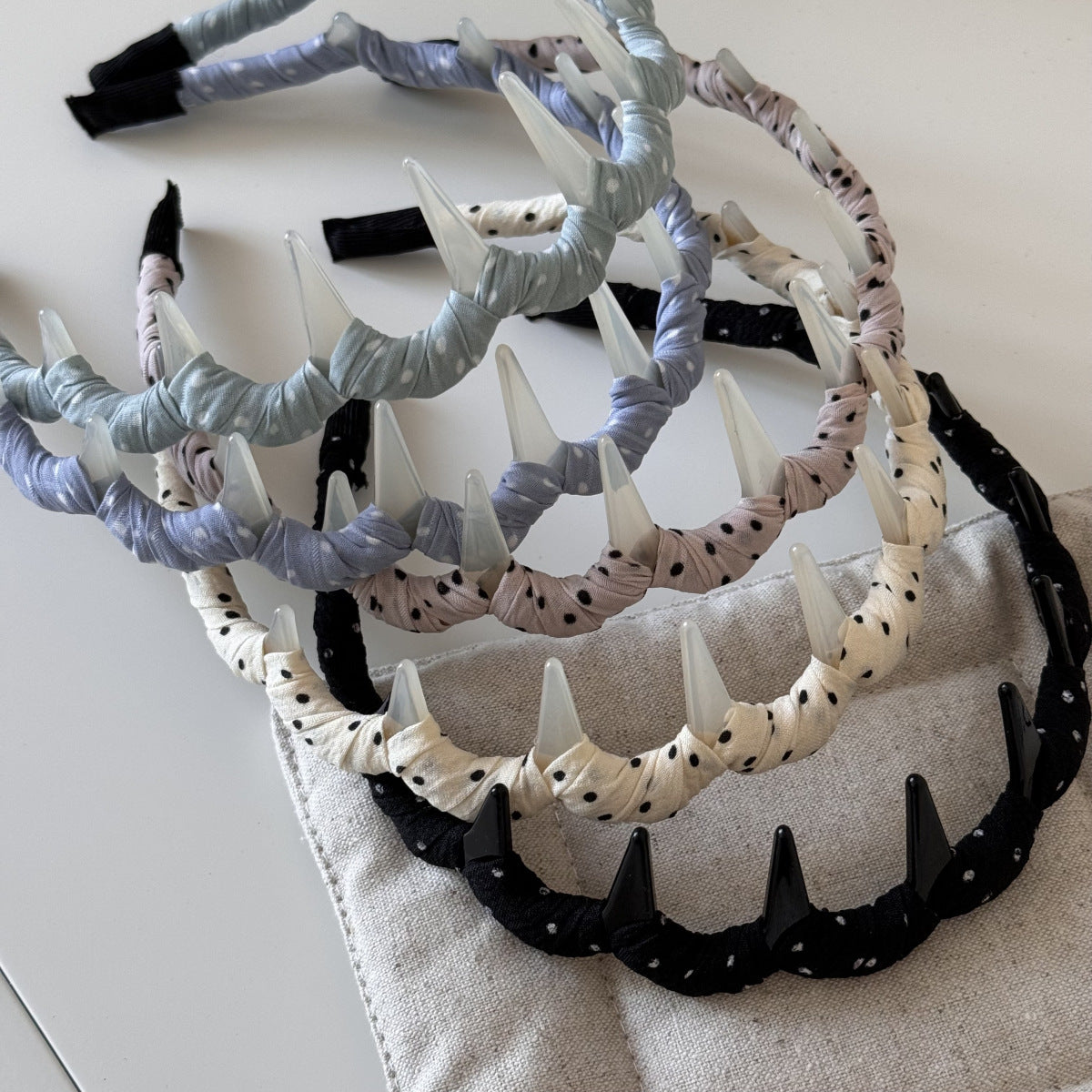布面波點纏繞髮箍－波點長齒箍-藍色款細節｜https://igowo.tw/