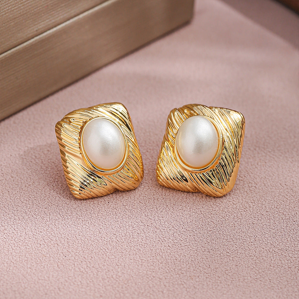 金色珍珠耳釘－商品主圖｜https://igowo.tw/