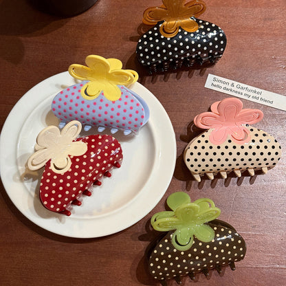 撞色波點花朵鯊魚夾－商品主圖｜https://igowo.tw/