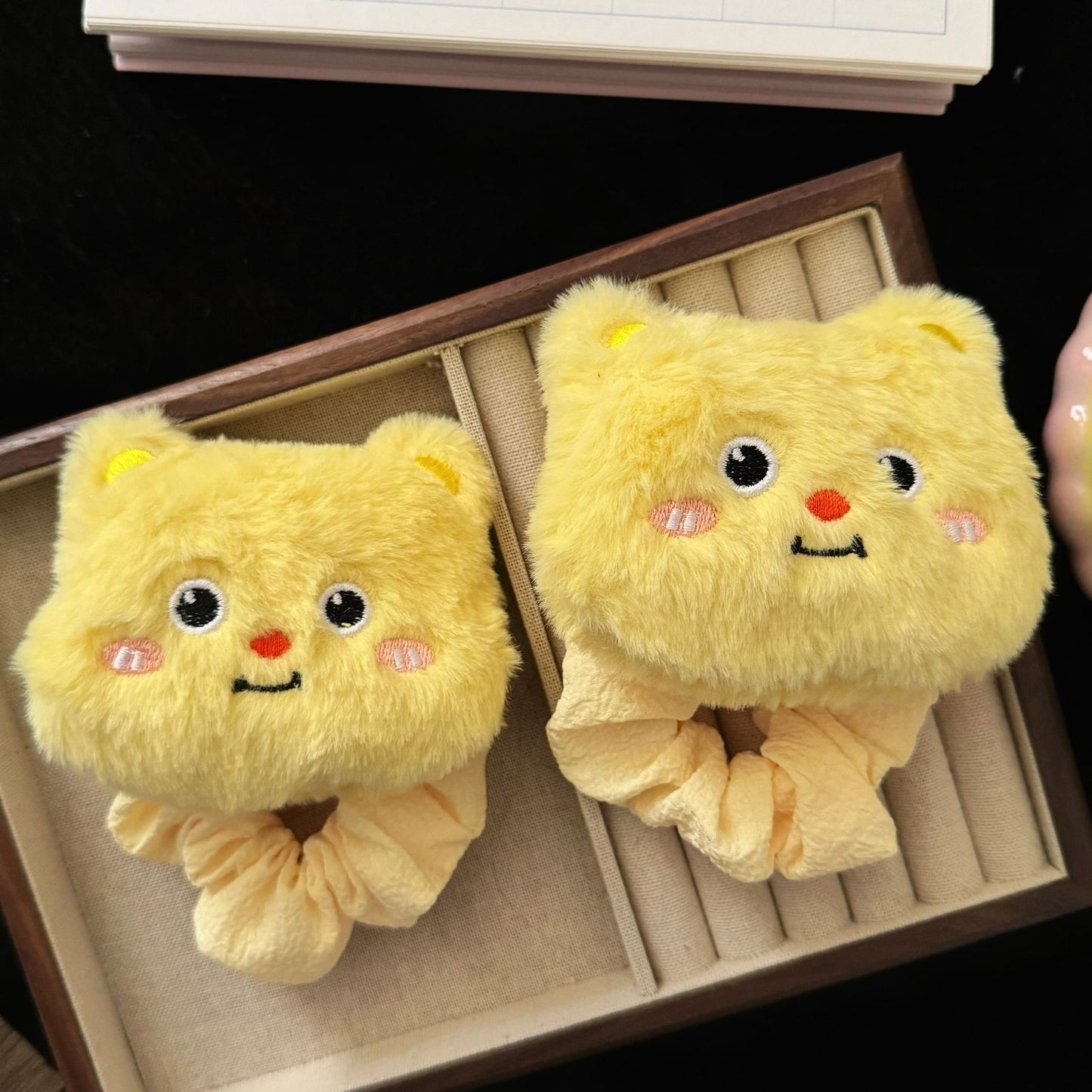 黃色絨面小熊髮圈－商品主圖｜https://igowo.tw/