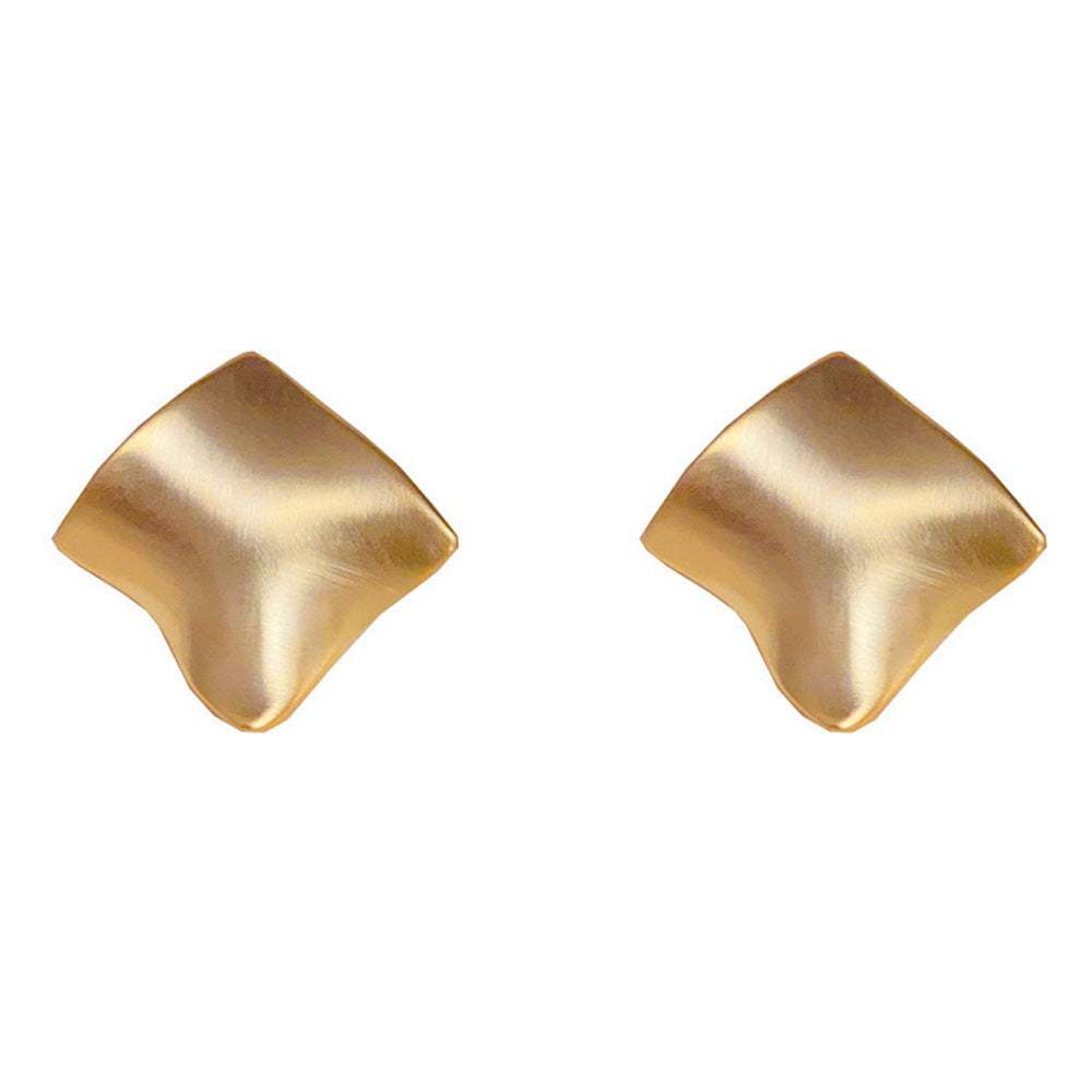 金色愛心拉絲簡約耳釘－細節特寫3｜https://igowo.tw/