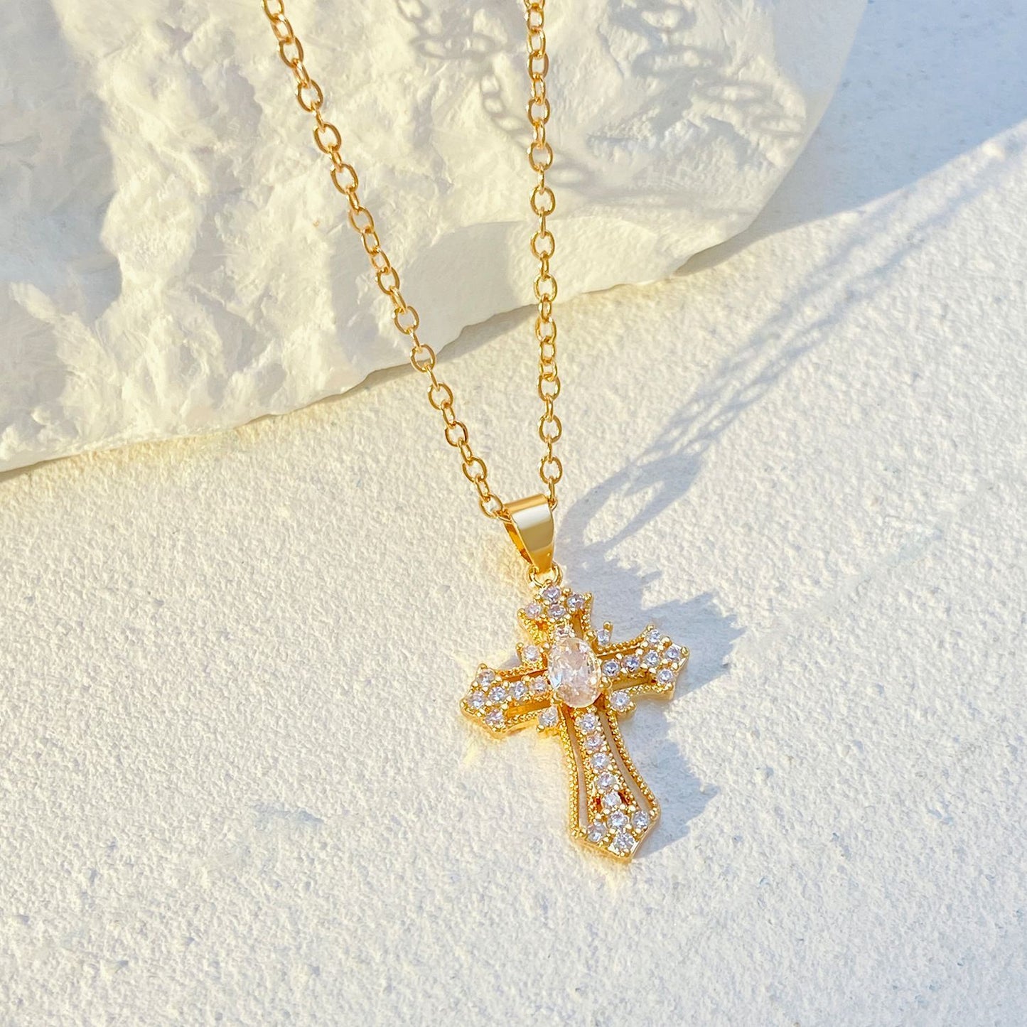 鋯石十字微鑲墜飾項鍊－白K5442款細節2｜https://igowo.tw/