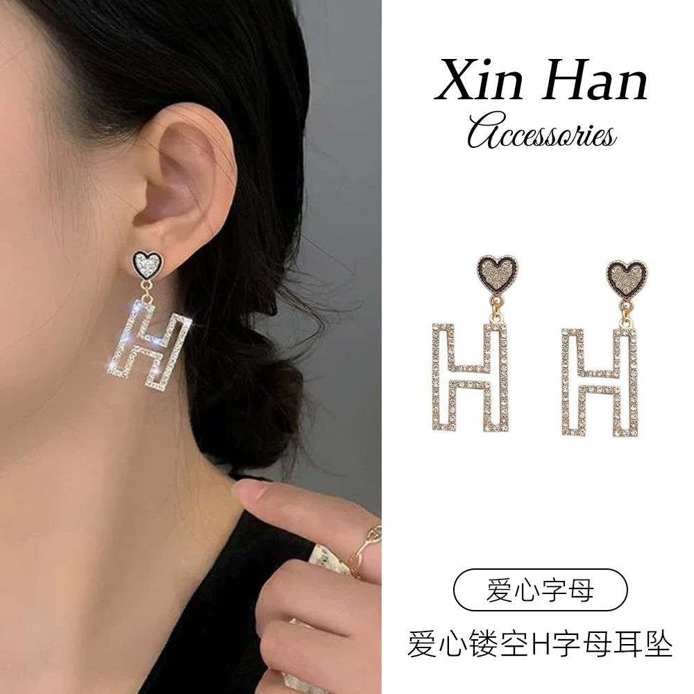 愛心字母鑲鑽小巧耳釘－商品主圖｜https://igowo.tw/