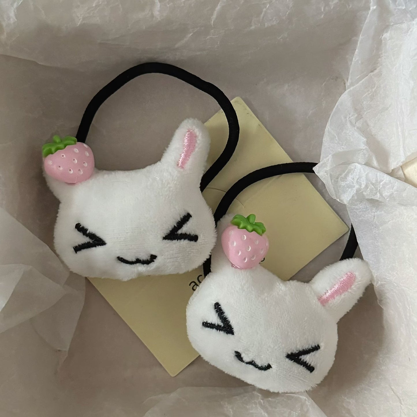 黑色絨面草莓兔子髮圈－商品主圖｜https://igowo.tw/