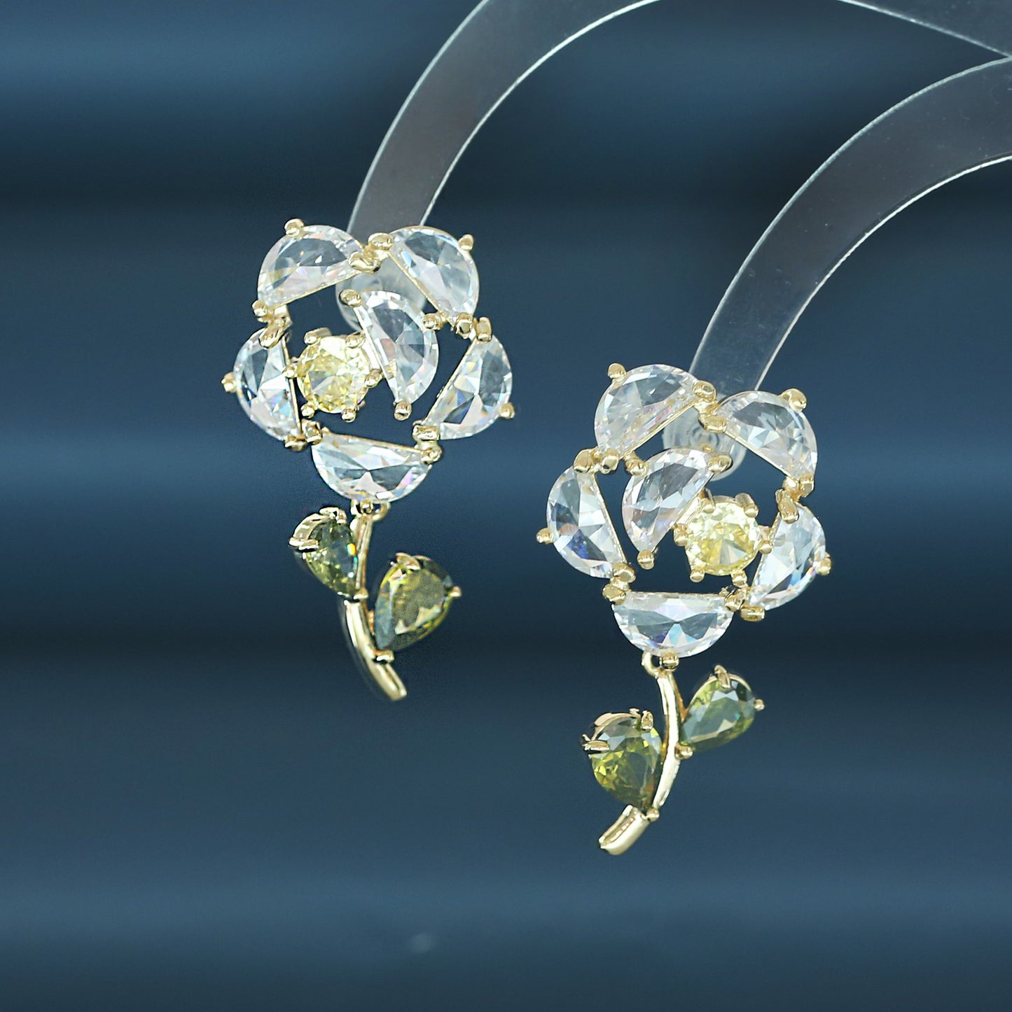 S925鋯石花朵耳環－白色款實拍｜https://igowo.tw/