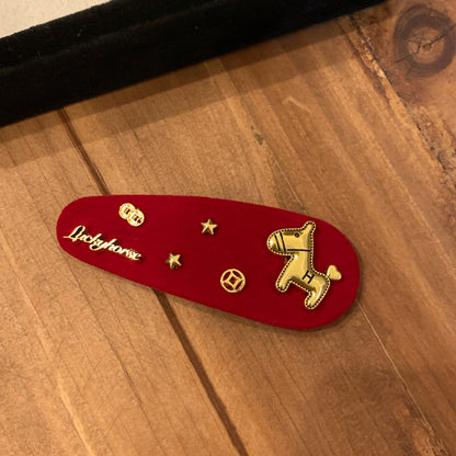 紅色絨面小馬星星髮夾－商品主圖｜https://igowo.tw/