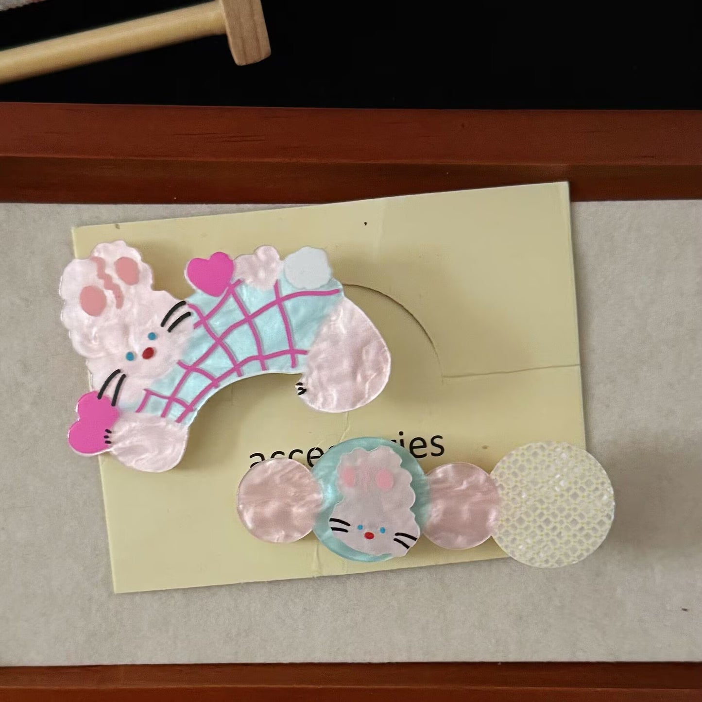 粉色壓克力兔子髮夾－商品主圖｜https://igowo.tw/