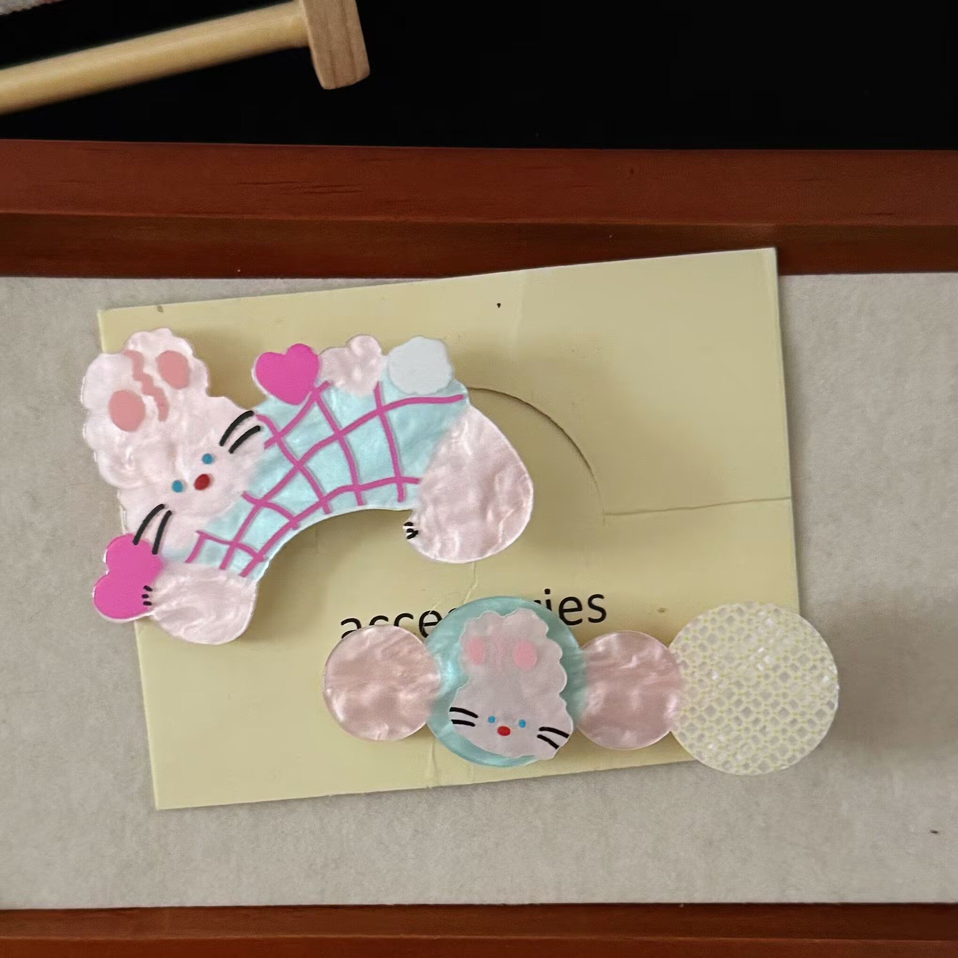 粉色壓克力兔子髮夾－商品主圖｜https://igowo.tw/
