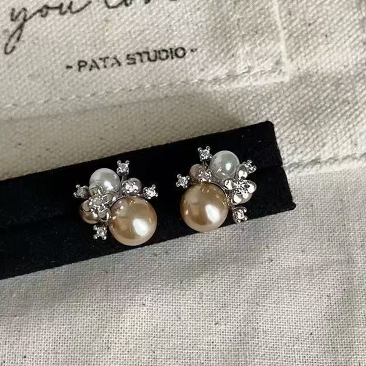 撞色珍珠花朵耳釘－商品主圖｜https://igowo.tw/