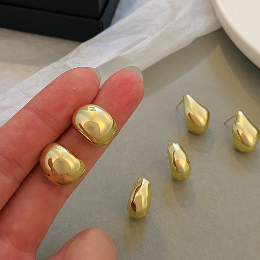 金色金屬C形簡約耳釘－商品主圖｜https://igowo.tw/