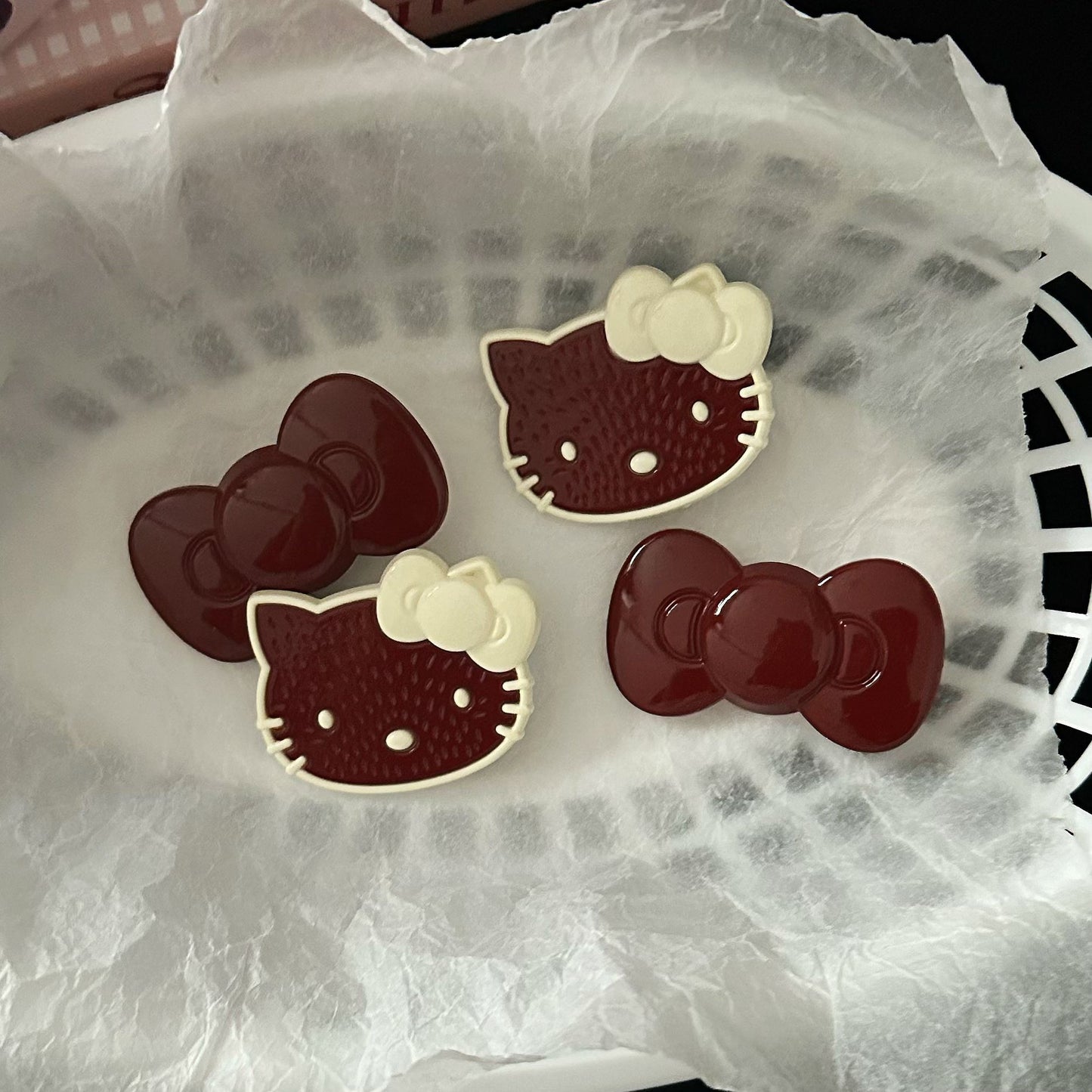 紅色貓咪蝴蝶結髮夾－商品主圖｜https://igowo.tw/