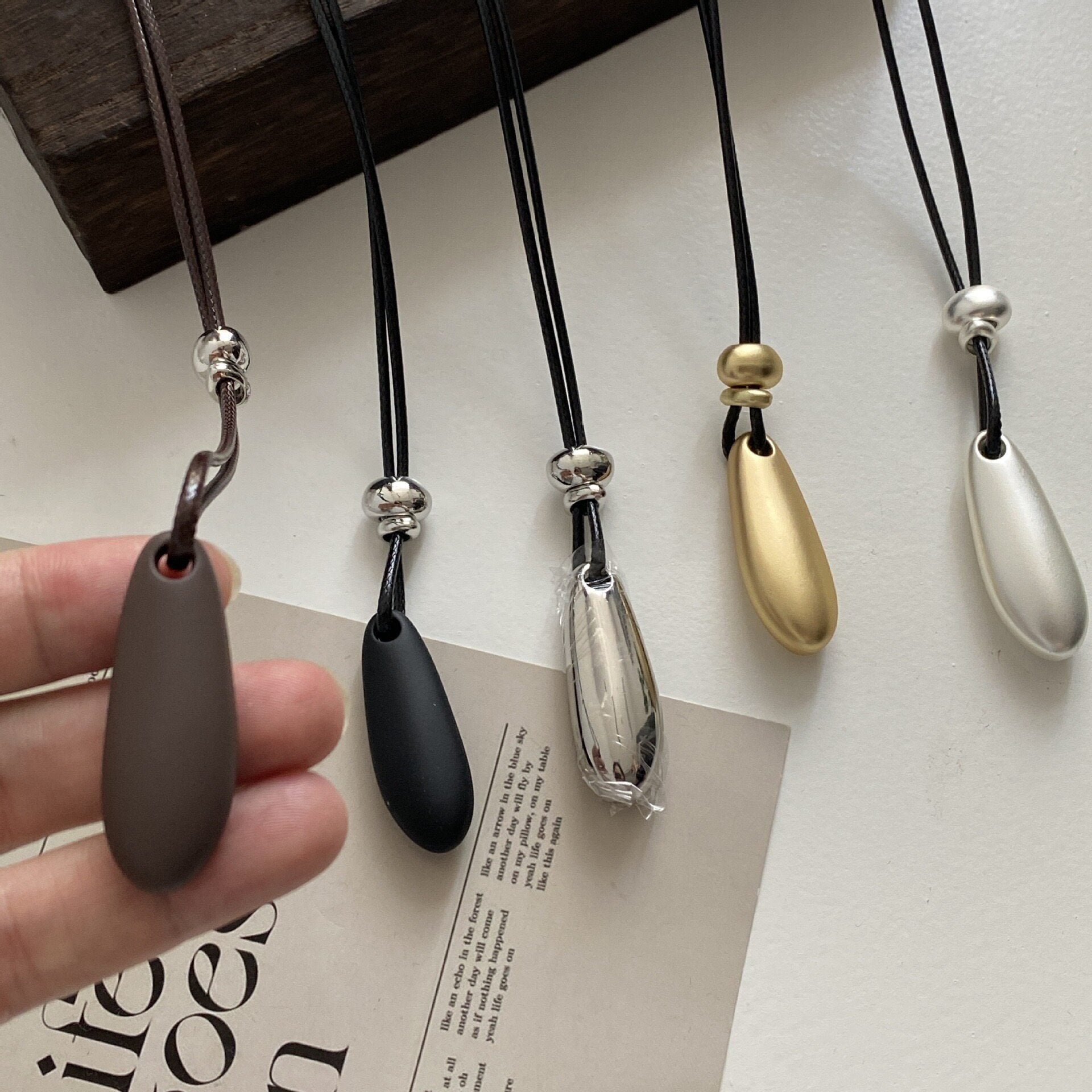 皮繩橢圓墜飾簡約項鍊－商品主圖｜https://igowo.tw/