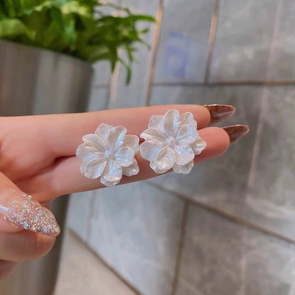 白色花朵耳環－金款細節｜https://igowo.tw/