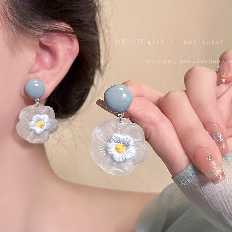 透明花朵誇張耳環－商品主圖｜https://igowo.tw/