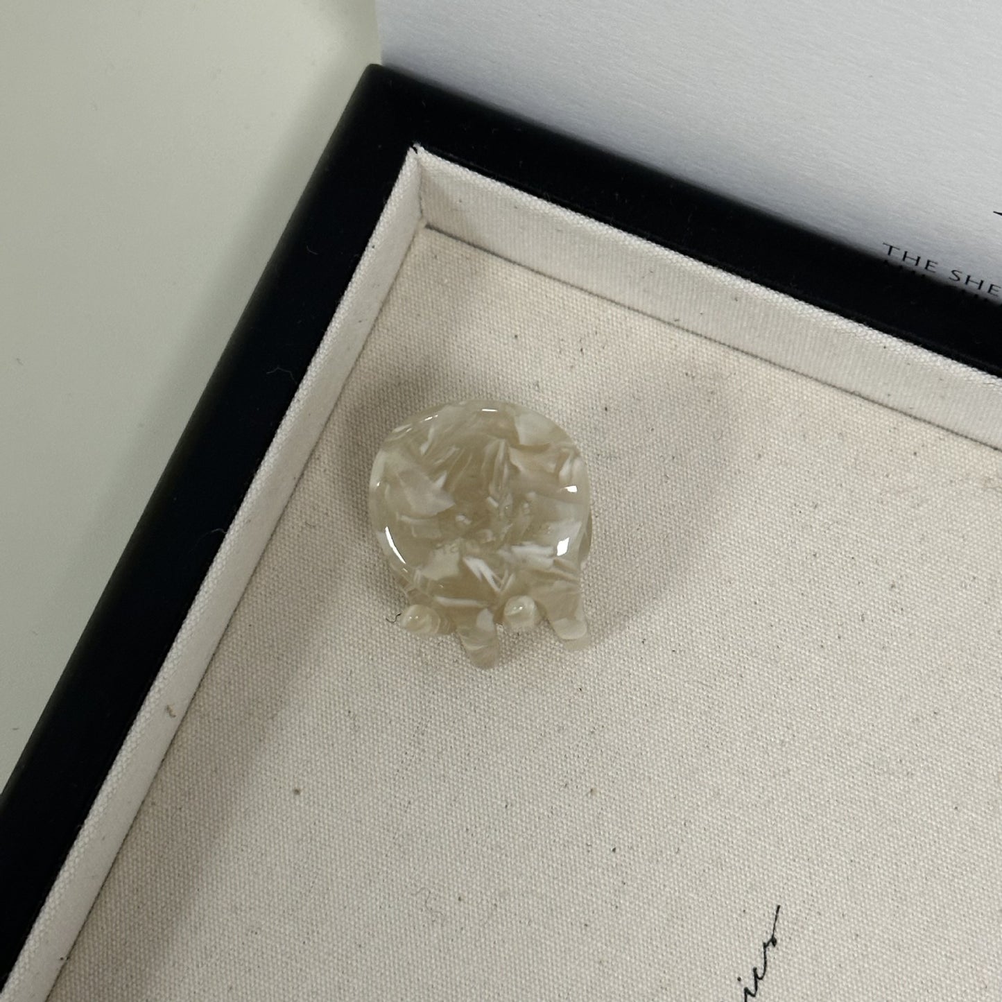 醋酸板材圓形鯊魚夾－米色款細節｜https://igowo.tw/