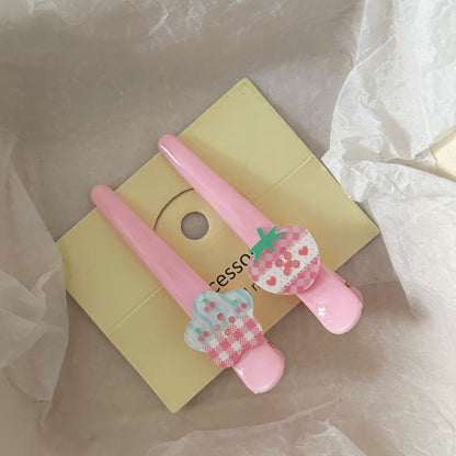 粉色壓克力草莓髮夾－商品主圖｜https://igowo.tw/