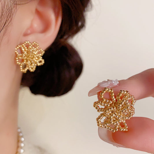 串珠金屬花朵鏤空耳釘－商品主圖｜https://igowo.tw/
