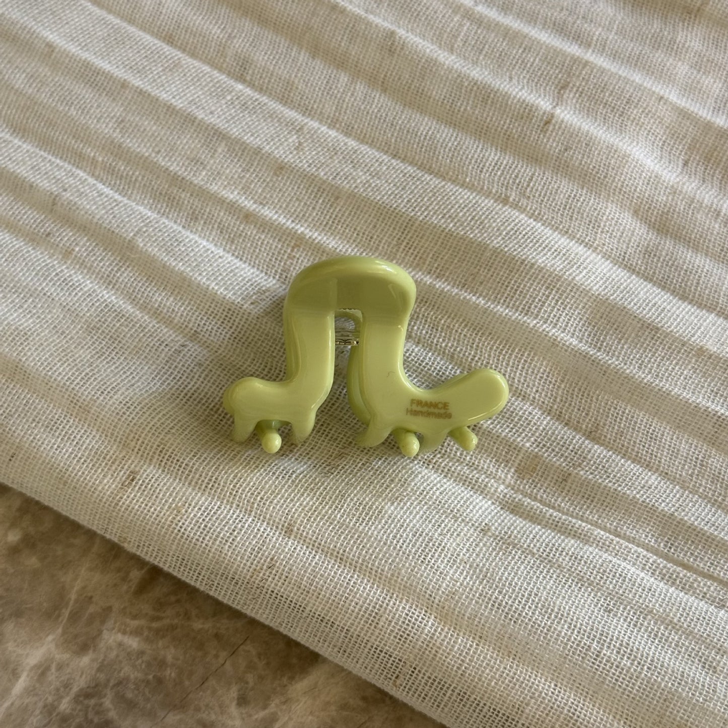醋酸板材鯊魚夾－咖色款細節｜https://igowo.tw/