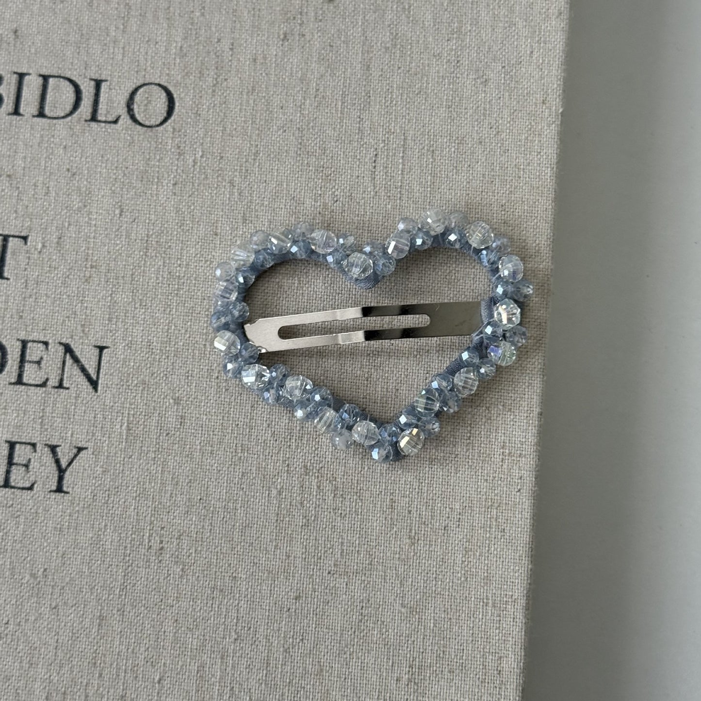 水晶星星愛心精雕髮夾－灰藍水滴款細節｜https://igowo.tw/