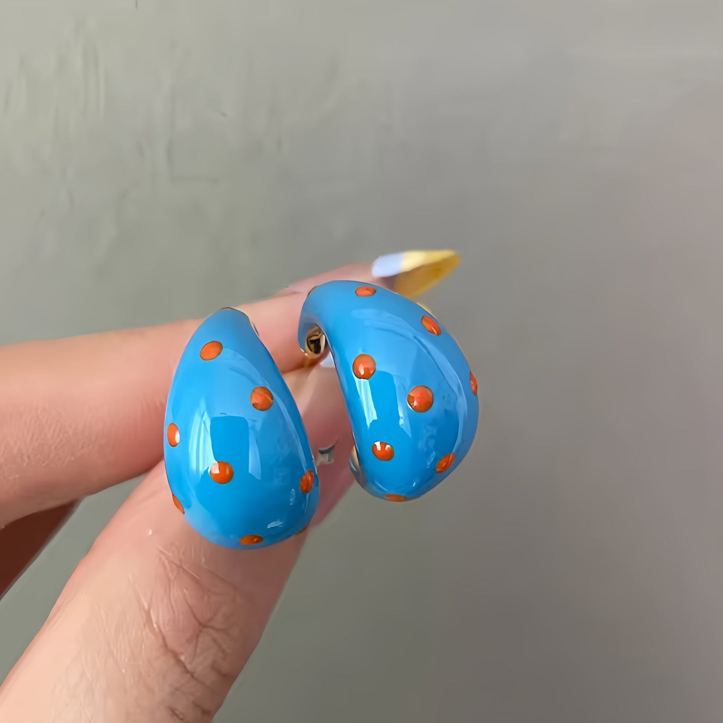 撞色波點圓片鏤空耳環