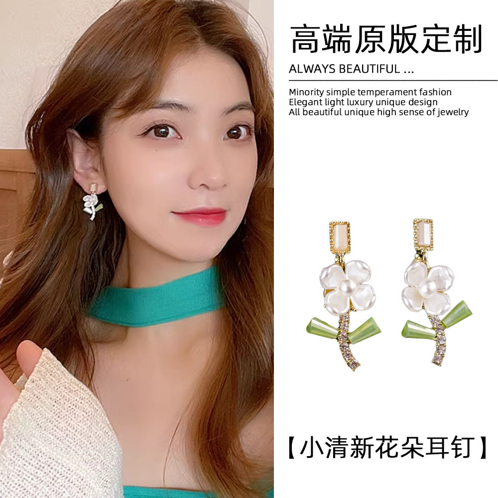 珍珠花朵鑲鑽簡約耳釘－商品主圖｜https://igowo.tw/