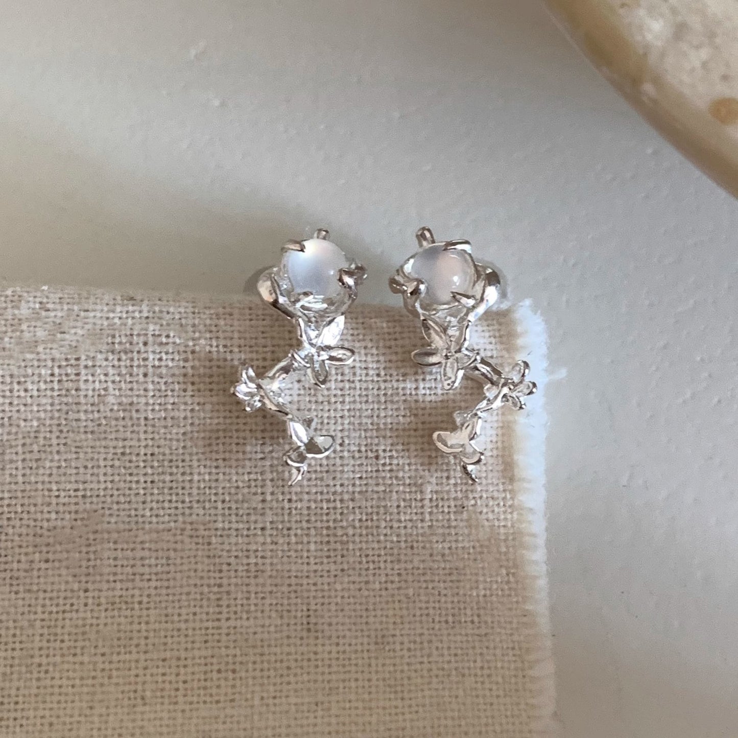 玉髓花朵簡約耳環－商品主圖｜https://igowo.tw/