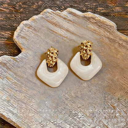 銀針扭紋花朵鏤空耳釘－細節特寫1｜https://igowo.tw/