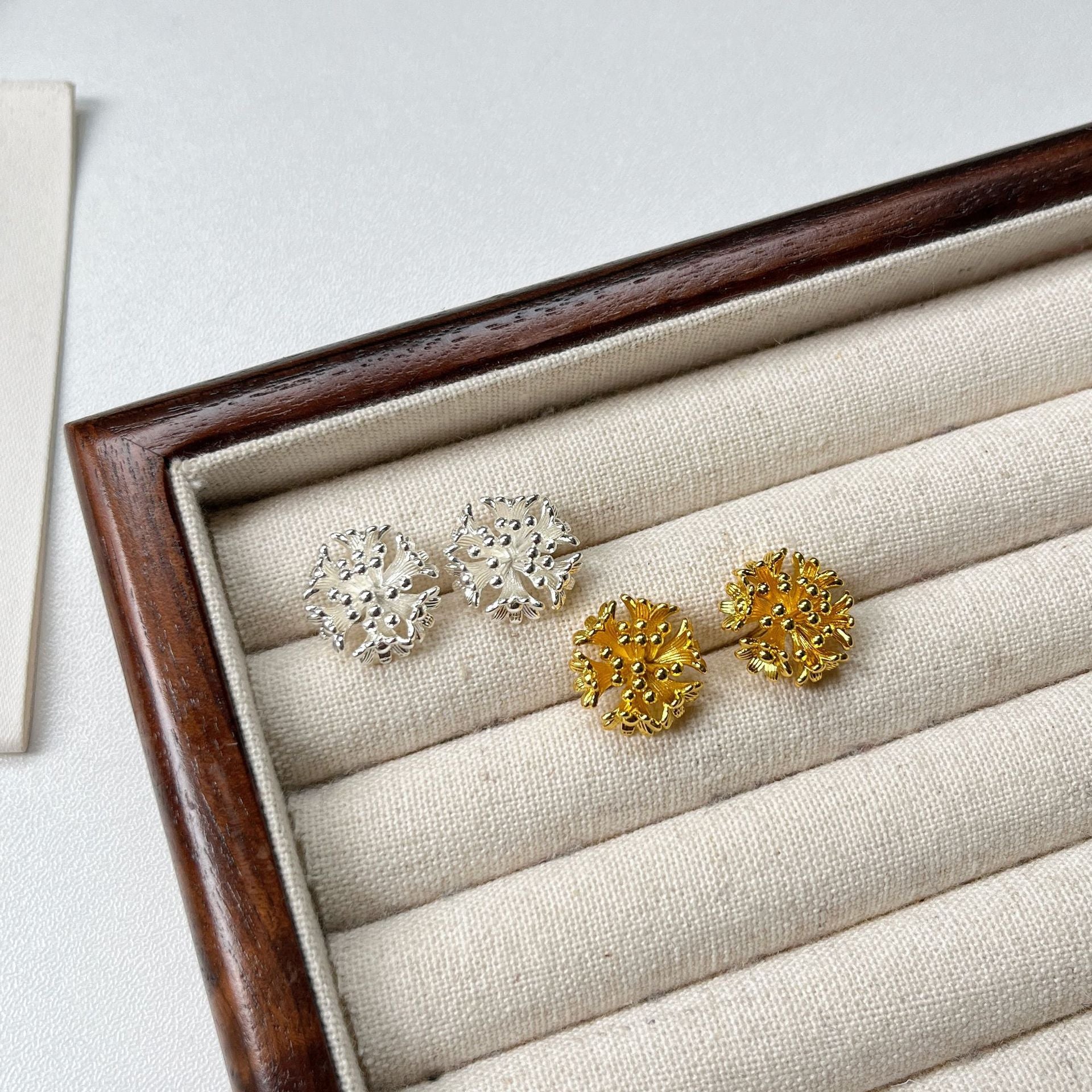 雛菊復古簡約耳釘－商品主圖｜https://igowo.tw/