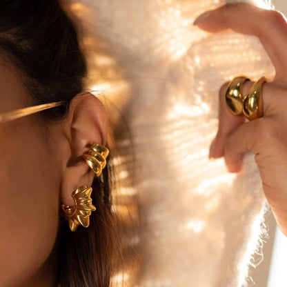 金色C形誇張復古耳釘－商品主圖｜https://igowo.tw/