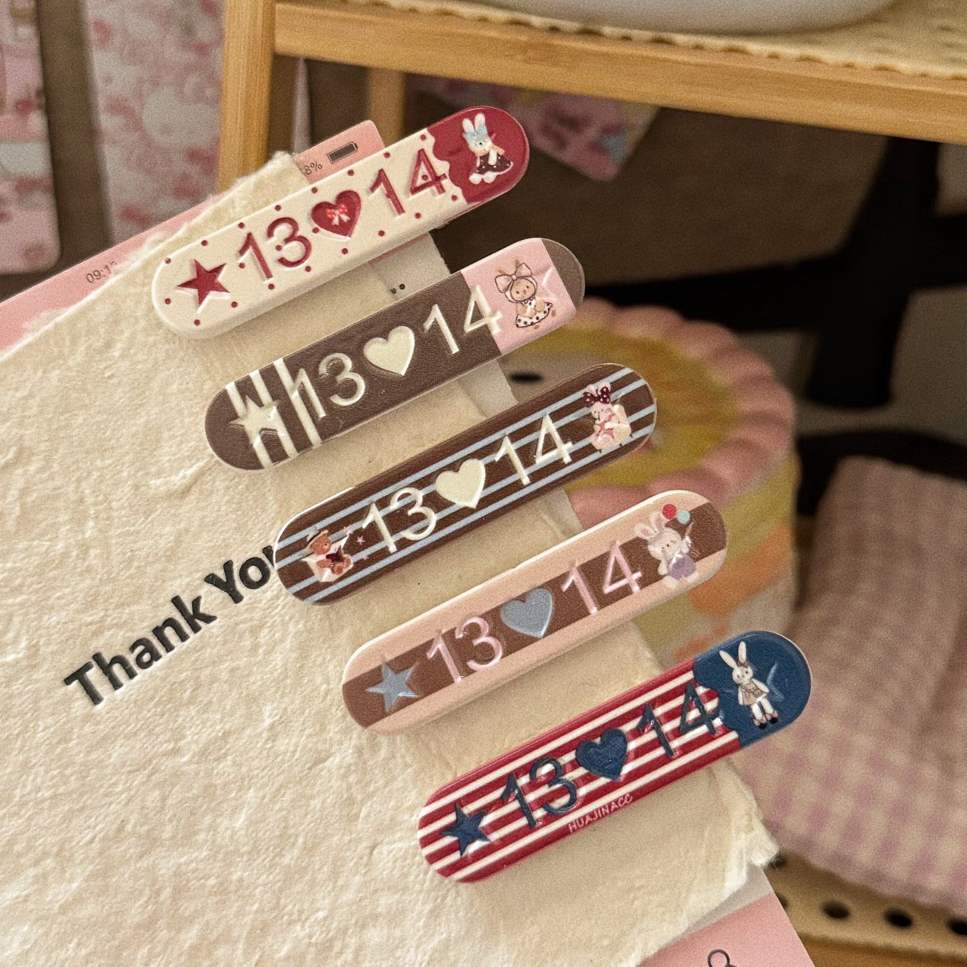 紅色格紋數字簡約髮夾－商品主圖｜https://igowo.tw/