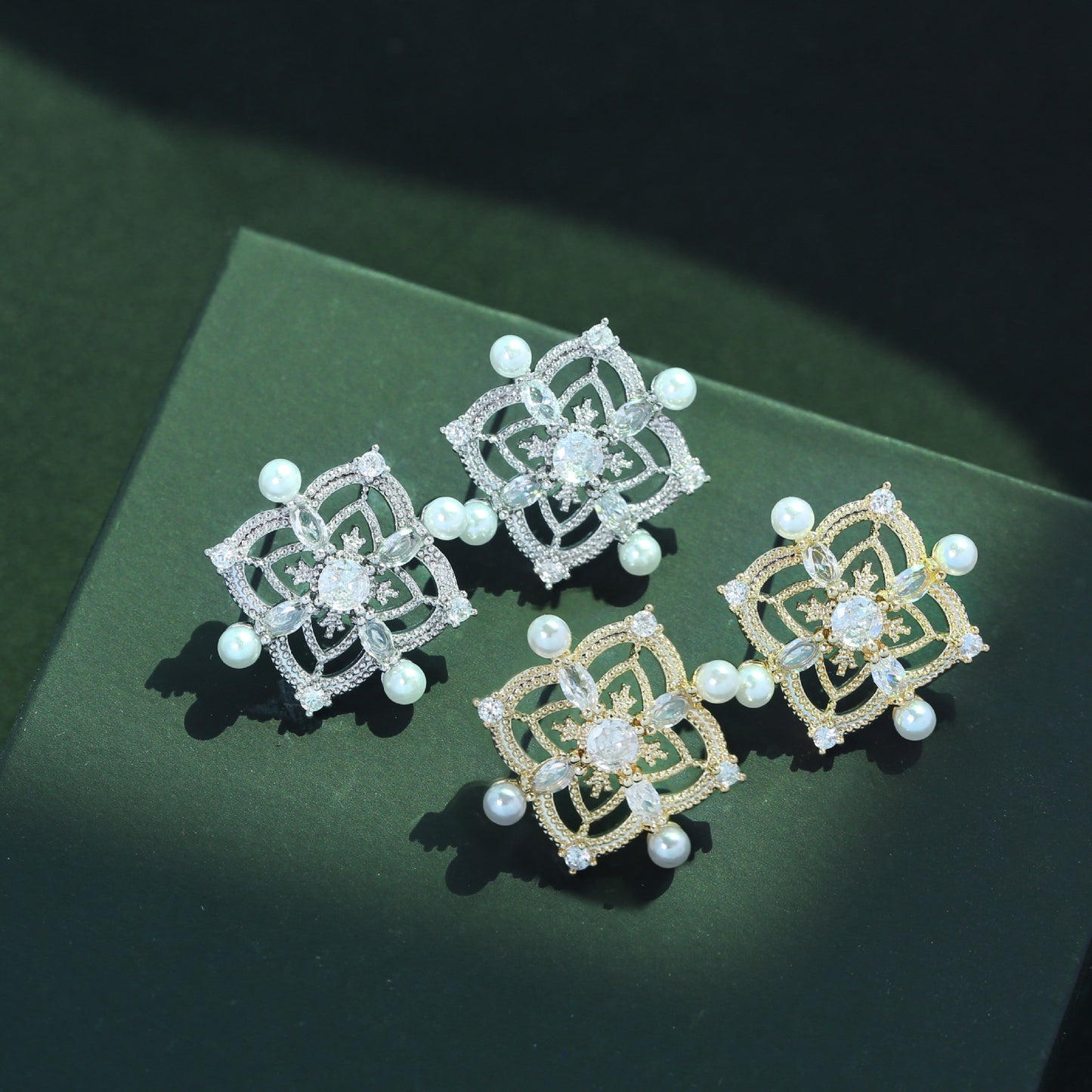 S925珍珠蕾絲花朵鏤空耳釘－商品主圖｜https://igowo.tw/