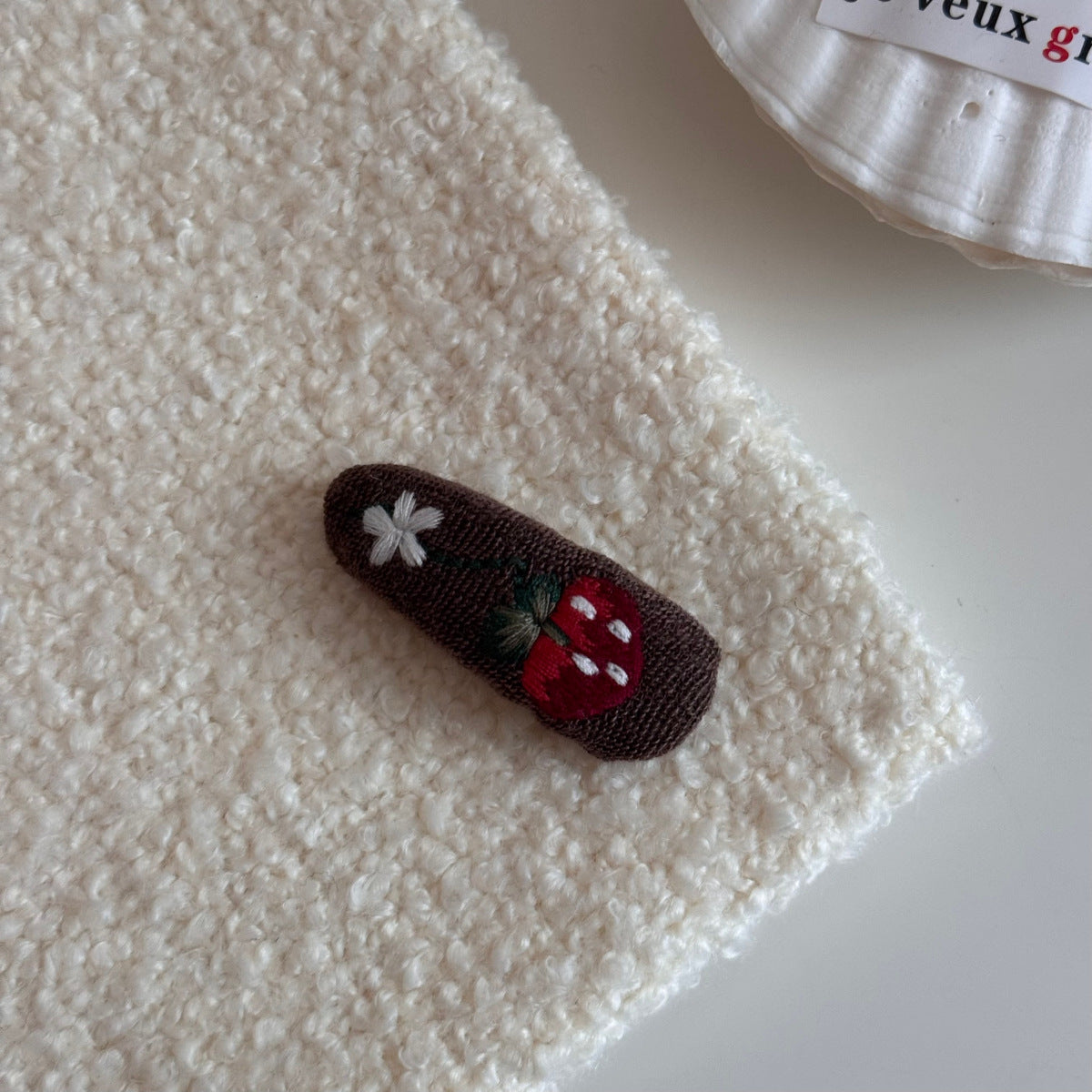 針織布面橢圓刺繡髮夾