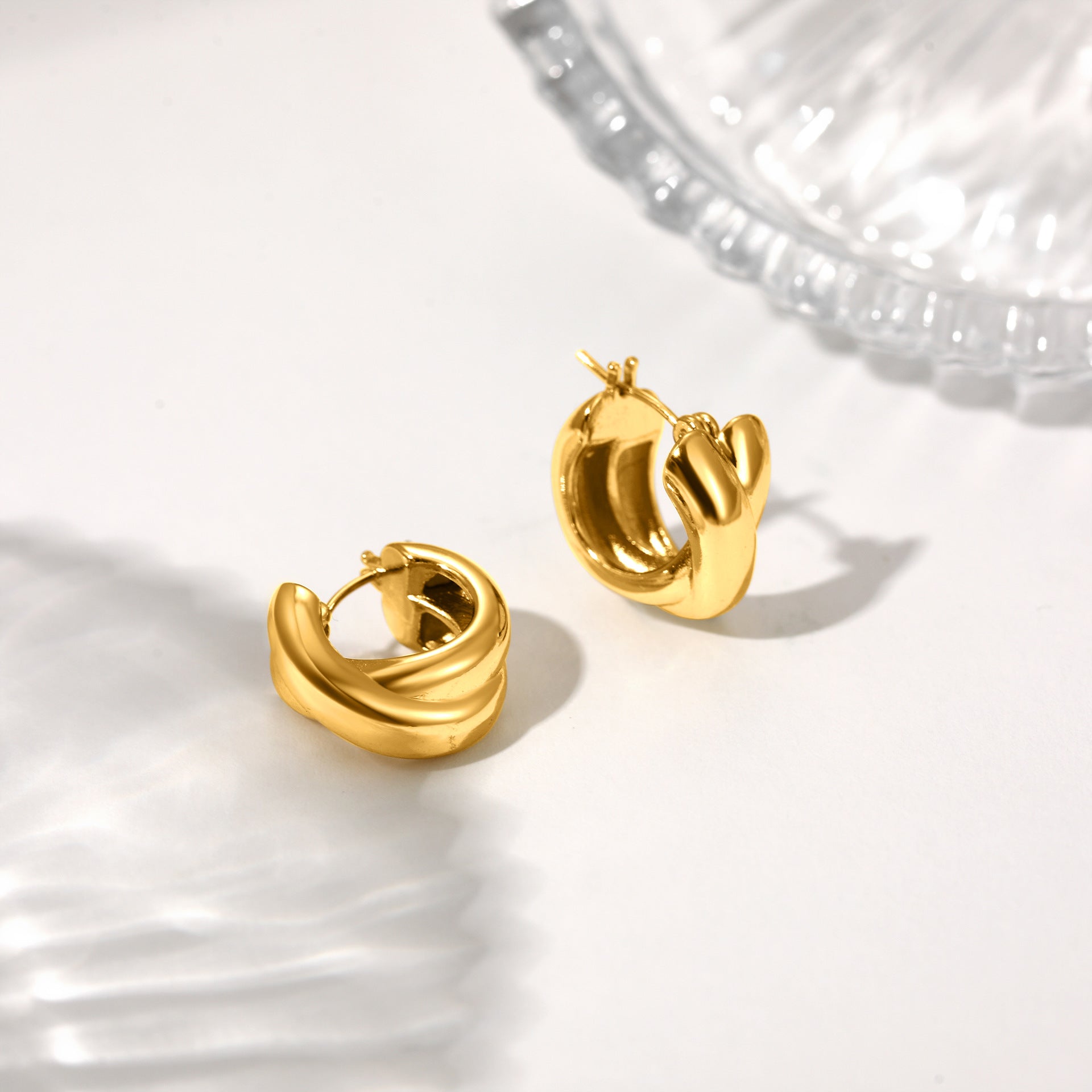 金色交叉簡約耳扣－商品主圖｜https://igowo.tw/