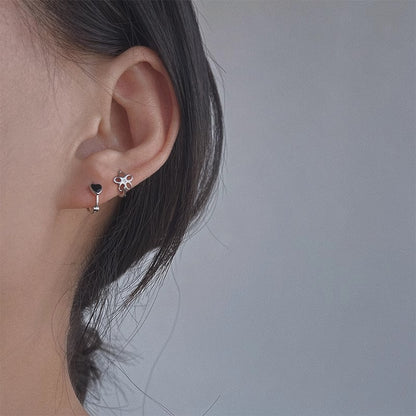 S925黑色花朵小巧耳環－細節特寫1｜https://igowo.tw/