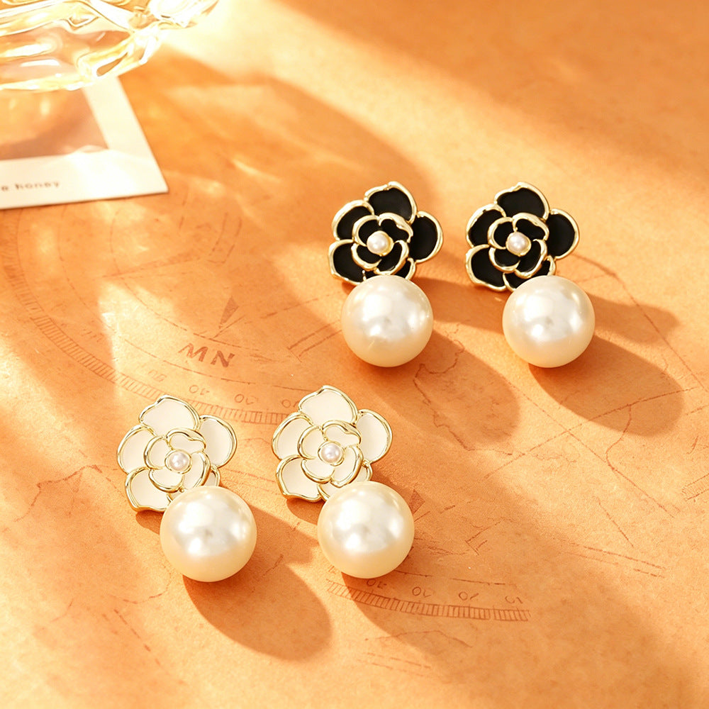 珍珠山茶花復古耳釘－商品主圖｜https://igowo.tw/