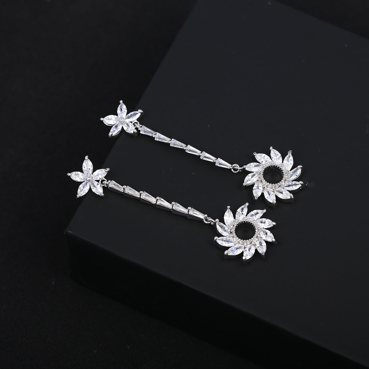S925鋯石太陽花長版耳環－商品主圖｜https://igowo.tw/
