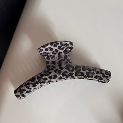 豹紋簡約鯊魚夾－細節特寫5｜https://igowo.tw/