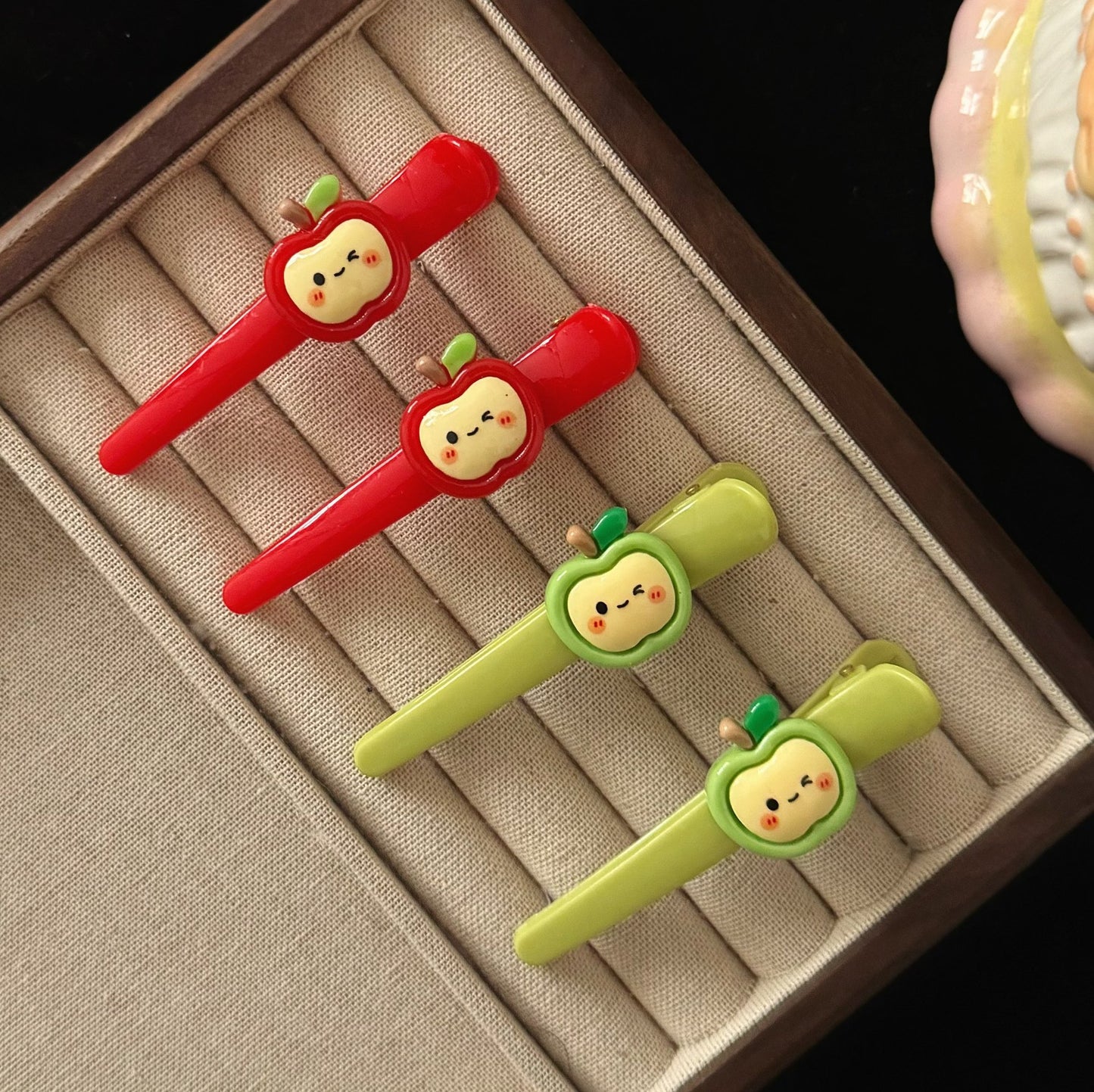 紅色蘋果卡通髮夾－商品主圖｜https://igowo.tw/