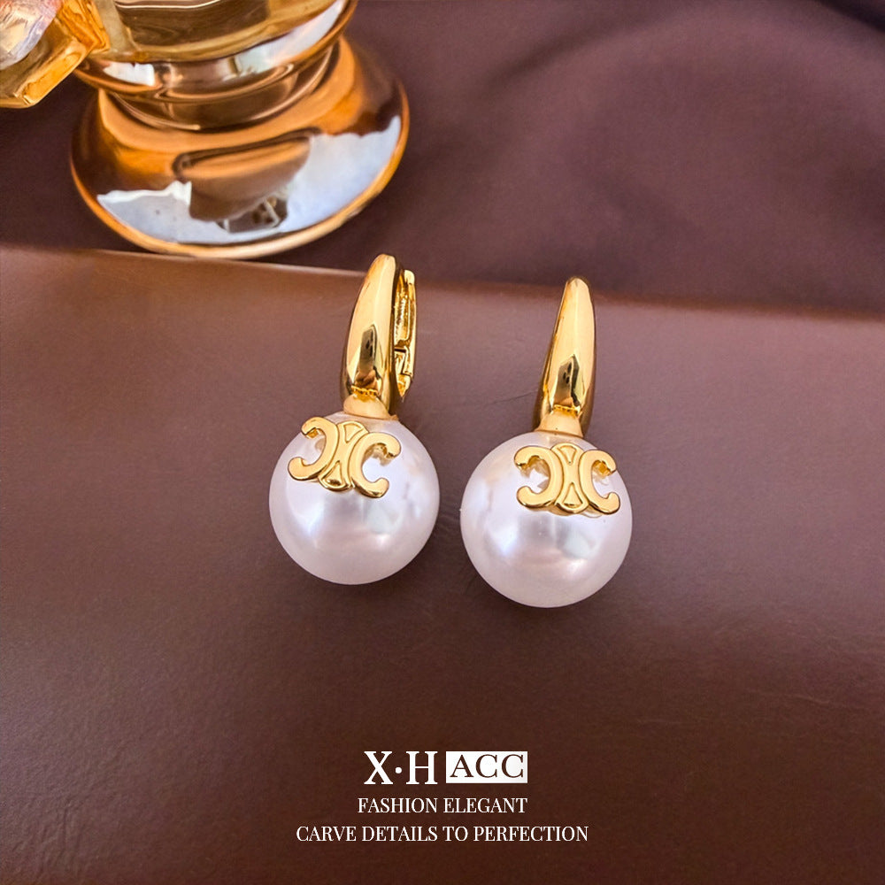 金色珍珠字母簡約耳扣－商品主圖｜https://igowo.tw/