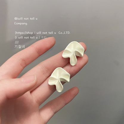 白色銀針幾何耳釘－商品主圖｜https://igowo.tw/
