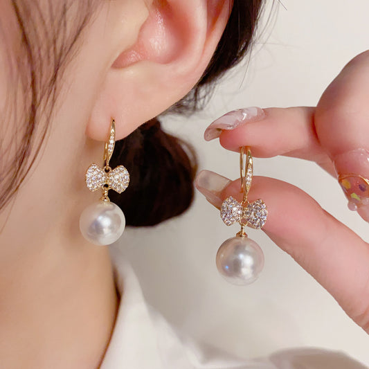 珍珠蝴蝶結微鑲耳鉤－商品主圖｜https://igowo.tw/