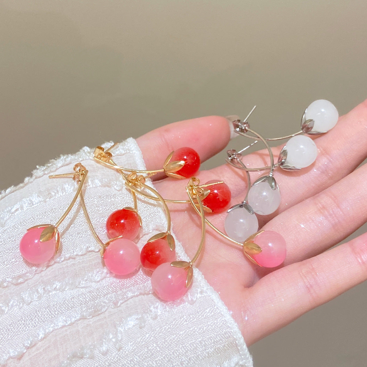 粉色櫻桃耳釘－第二視角實拍｜https://igowo.tw/